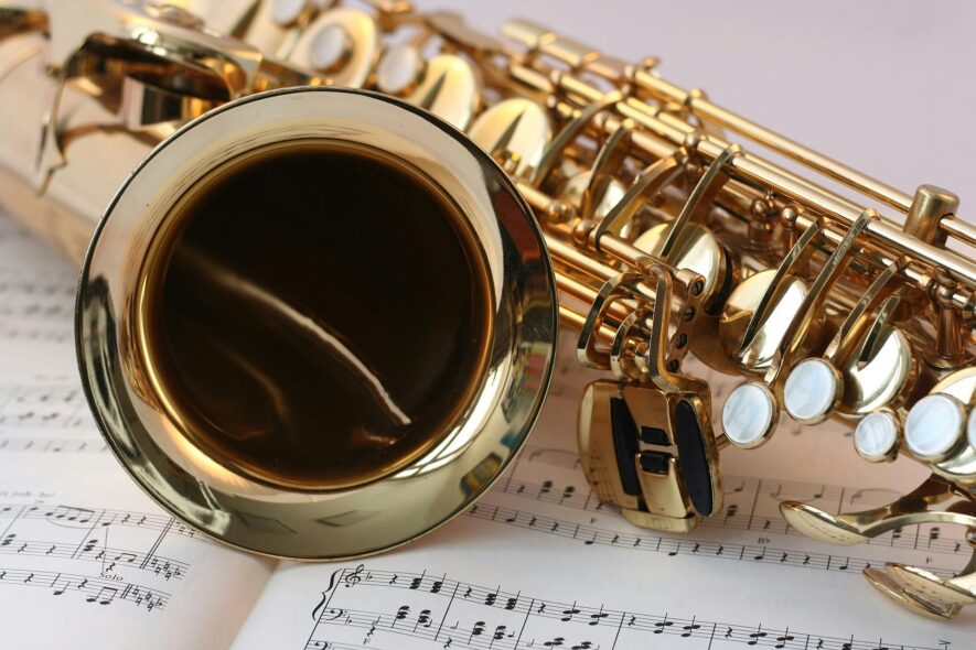 Photo de Pixabay: https://www.pexels.com/fr-fr/photo/saxophone-d-or-45243/